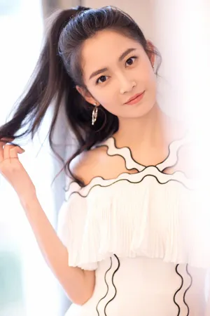 陈钰琪清新灵动吊带连衣裙高清图片_4