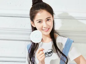 陈钰琪可爱甜美丸子头写真图片_1