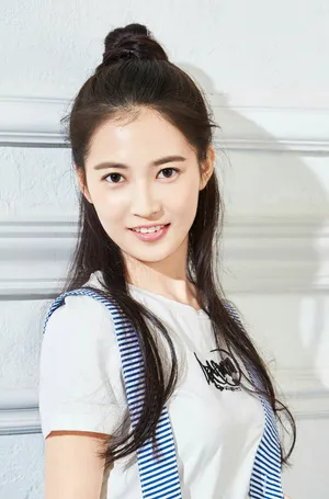 陈钰琪可爱甜美丸子头写真图片_3