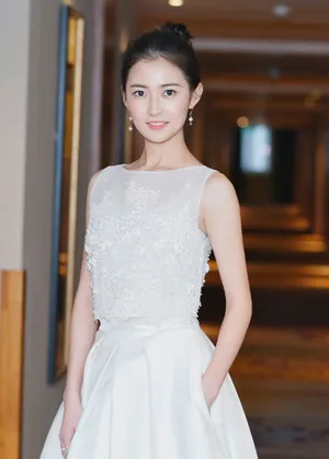 陈钰琪优雅白裙活动照图片