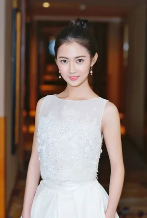 陈钰琪优雅白裙活动照图片