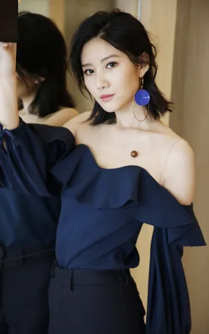 吴优性感露肩活动照图片_3