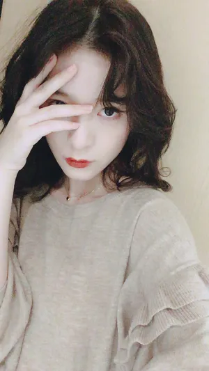 徐娇卷发红唇成熟性感写真图片
