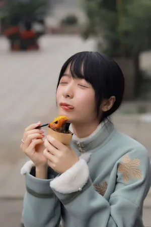 徐娇户外吃红薯街拍可爱写真图片