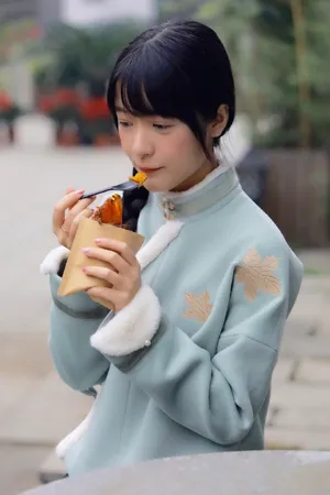 徐娇户外吃红薯街拍可爱写真图片_2