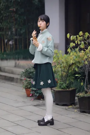徐娇户外吃红薯街拍可爱写真图片_3