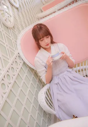 徐娇甜美娇嫩室内写真高清图片_2