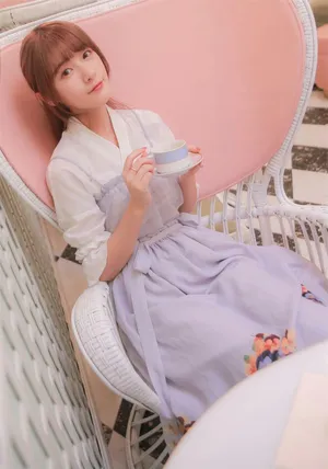 徐娇甜美娇嫩室内写真高清图片_3