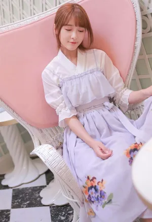 徐娇甜美娇嫩室内写真高清图片_4