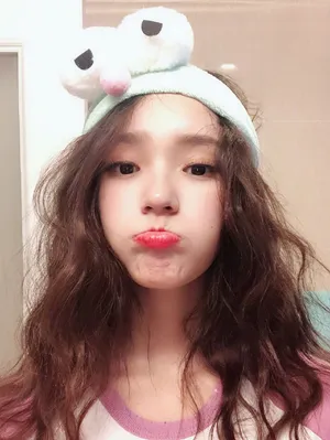 林允俏皮可爱私服自拍照图片_2