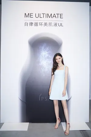 林允白色连衣裙夏日清新活动写真图片_2