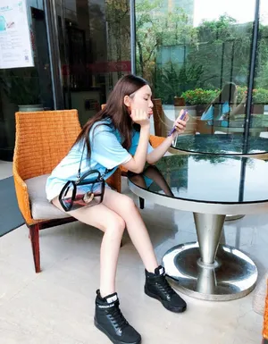 林允夏日清凉街拍照图片_4