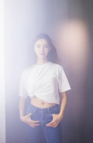 林允性感露脐装清爽写真图片