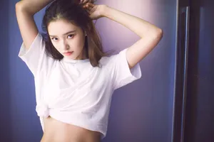 林允性感露脐装清爽写真图片_3