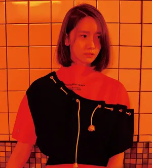 林允儿最新杂志封面性感大片写真图片_3