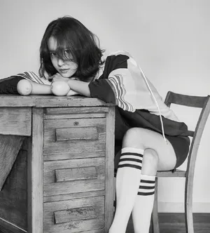 林允儿最新杂志封面性感大片写真图片_6