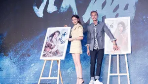 林允《战神纪》发布会黄色连衣裙性感写真图片