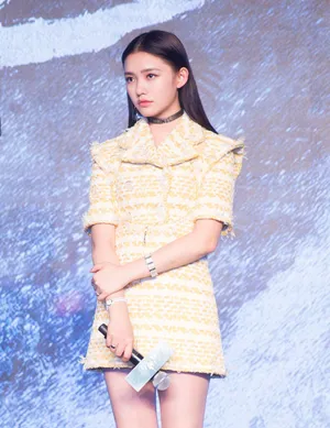 林允《战神纪》发布会黄色连衣裙性感写真图片_2
