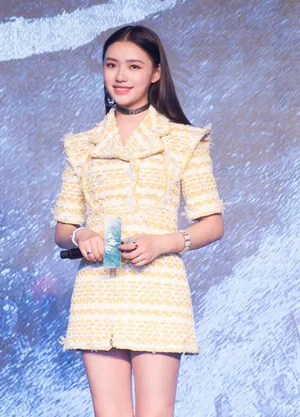 林允《战神纪》发布会黄色连衣裙性感写真图片_6