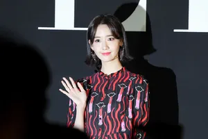 林允儿连衣长裙甜美活动写真图片