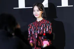 林允儿连衣长裙甜美活动写真图片