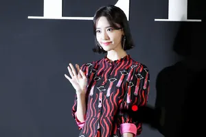林允儿连衣长裙甜美活动写真图片_2