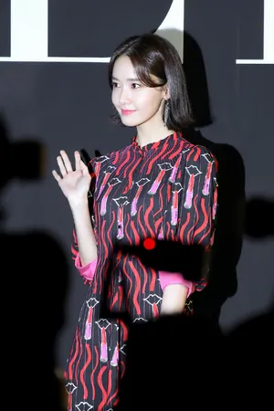 林允儿连衣长裙甜美活动写真图片_4
