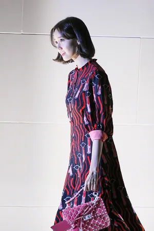 林允儿连衣长裙甜美活动写真图片_6