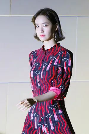 林允儿连衣长裙甜美活动写真图片_7