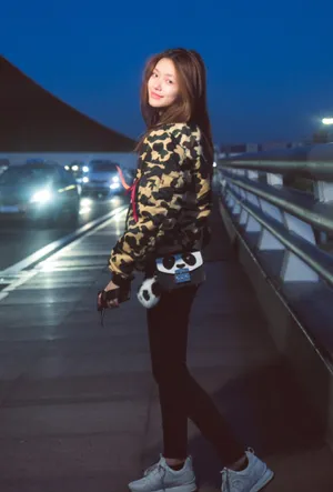 林允清纯素颜深夜机场休闲写真图片_5