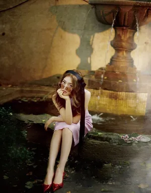 林允杂志封面性感少女风写真图片