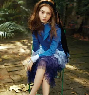 林允杂志封面性感少女风写真图片_6