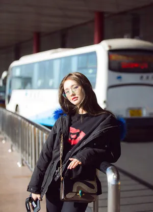 林允暗色系棉衣机场性感写真图片_2