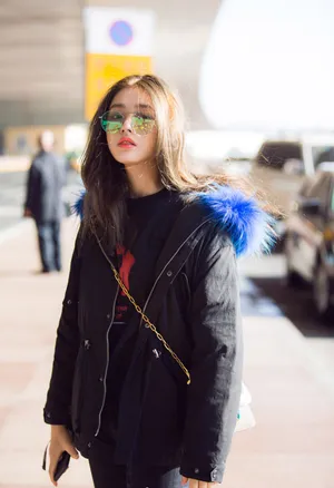 林允暗色系棉衣机场性感写真图片_3