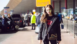 林允暗色系棉衣机场性感写真图片_4