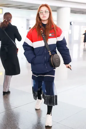 林允羽绒服拼接长裙机场气质写真图片