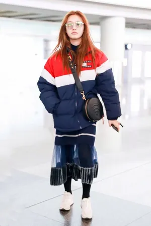 林允羽绒服拼接长裙机场气质写真图片