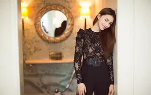 林允透视蕾丝上衣性感写真图片_3