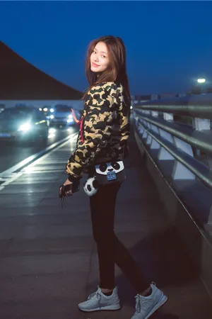 林允机场素颜街拍写真图片_2