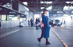 林允黑色衣裤机场气质性感写真图片_3