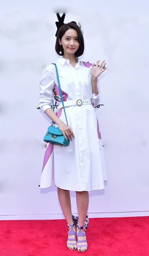 林允儿白色小花裙清新甜美活动图片