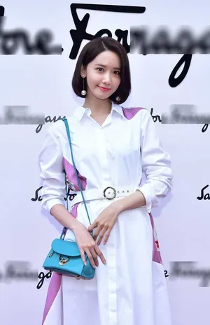林允儿白色小花裙清新甜美活动图片
