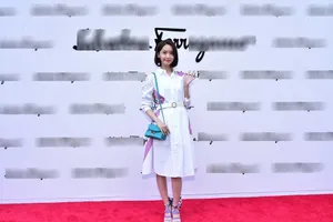 林允儿白色小花裙清新甜美活动图片_2