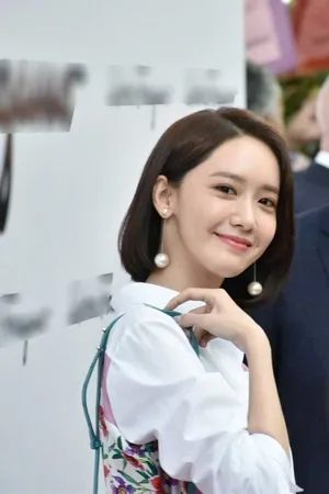 林允儿白色小花裙清新甜美活动图片_3