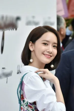 林允儿白色小花裙清新甜美活动图片_4