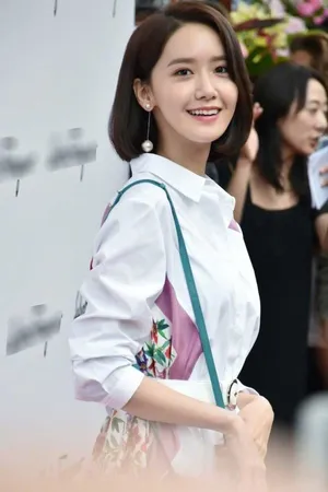 林允儿白色小花裙清新甜美活动图片_5
