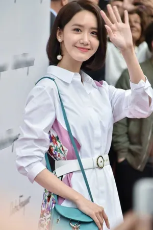 林允儿白色小花裙清新甜美活动图片_6