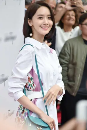 林允儿白色小花裙清新甜美活动图片_7