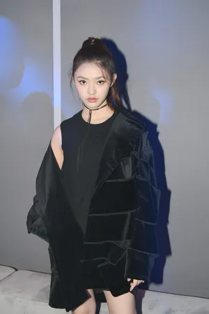 林允外套半脱露香肩冷艳写真图片