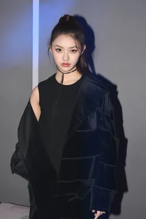 林允外套半脱露香肩冷艳写真图片